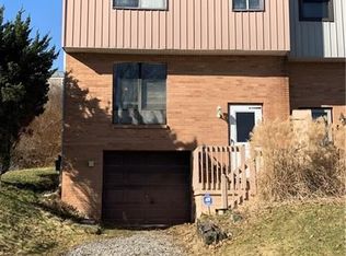 556 Pine Line Dr, Pittsburgh, PA