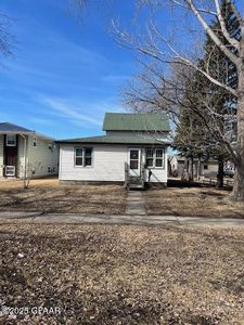808 S 12th St, Grand Forks, ND, 58201