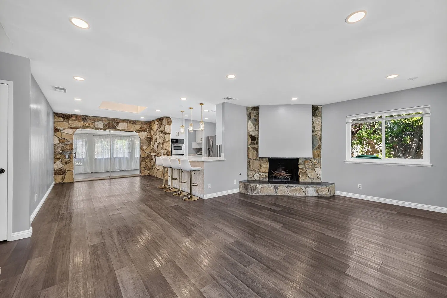 3 bed, 1598 sqft, $4,200 — Photo 3