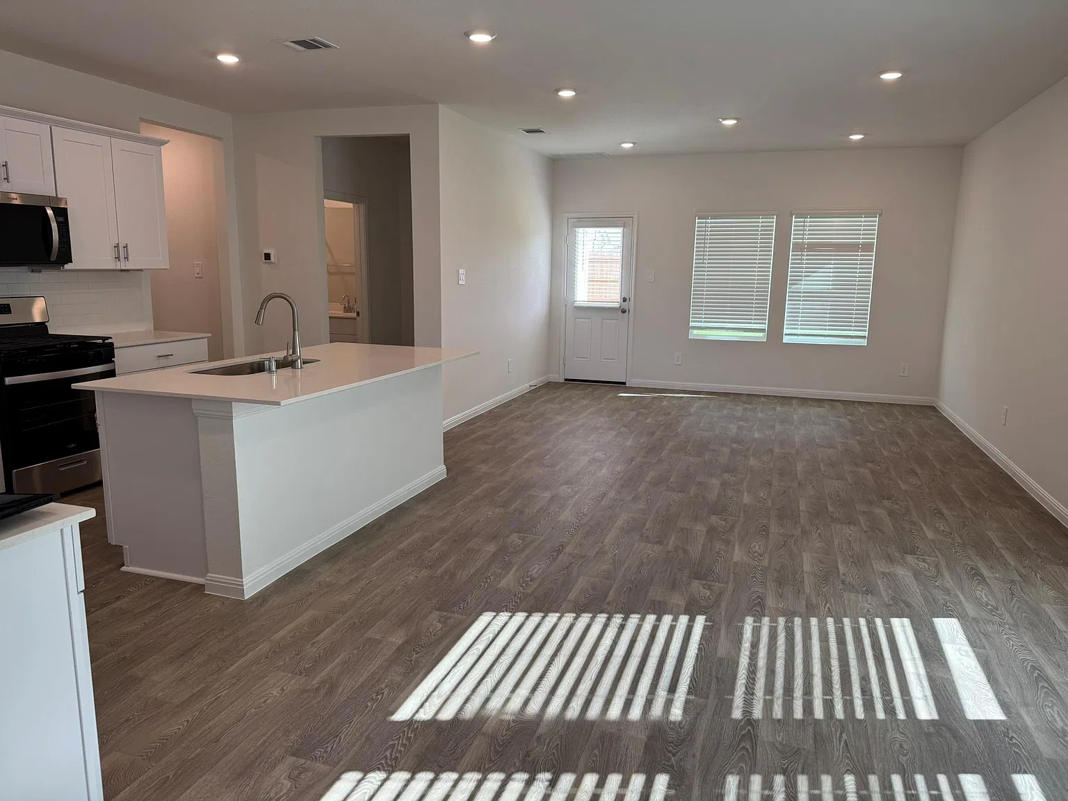 5 bed, 3.0 bath, 2492 sqft, $2,500 — Photo 4