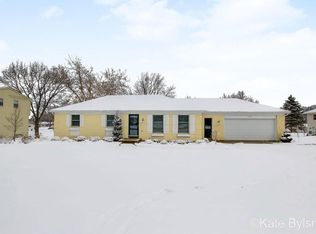 2531 Pinesboro Dr NE, Grand Rapids, MI 49525