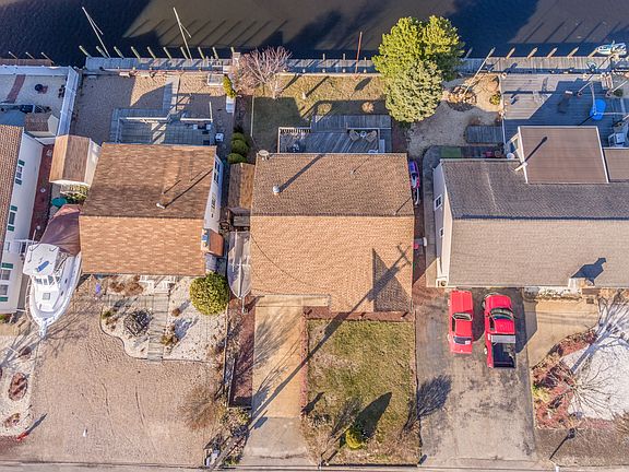 3rd image of 1116 Laurel Blvd