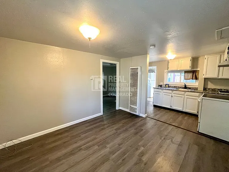 413 W Tyler St — Photo 2