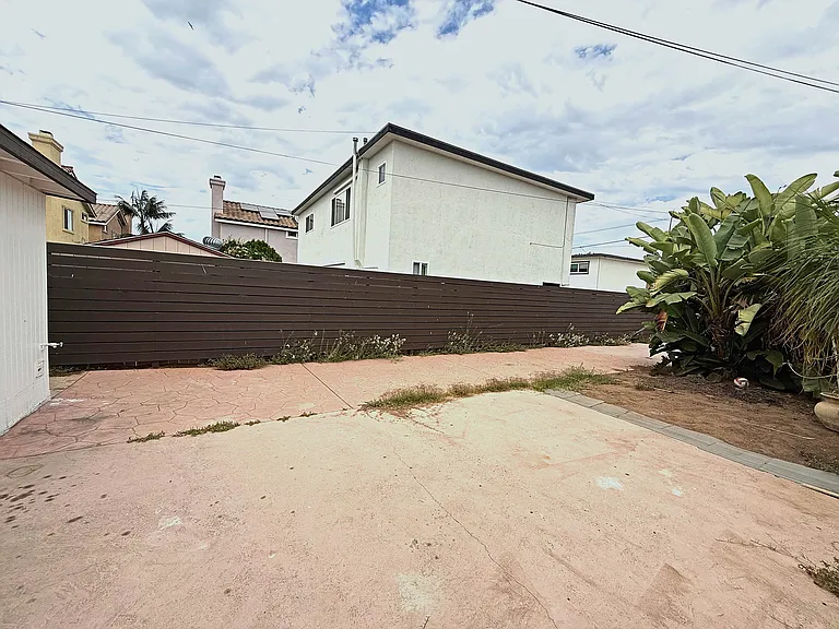 577 Florence St — Photo 31