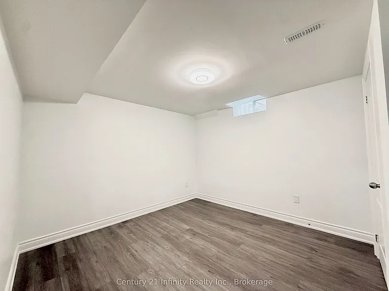 11 Meadowglen Dr — Photo 8