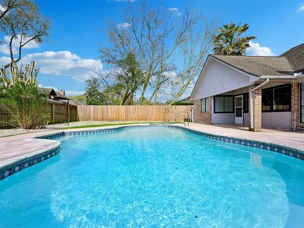 605 Olde Oaks Drive, Dickinson, TX 77539