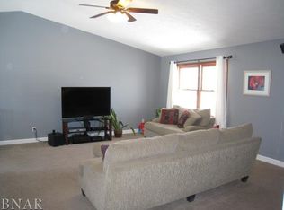 2817 Rocksbury Dr, Bloomington, IL 61705