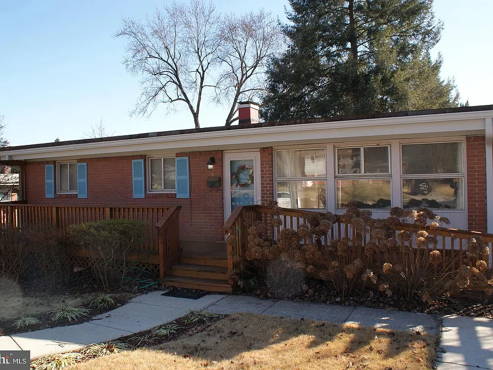 4 Rosanne Ln