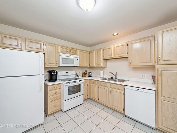 4th image of 32 Ashburn Ct Unit V1