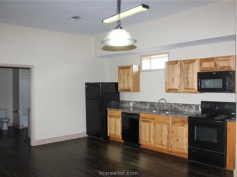 100 E Buck St #B — Photo 2