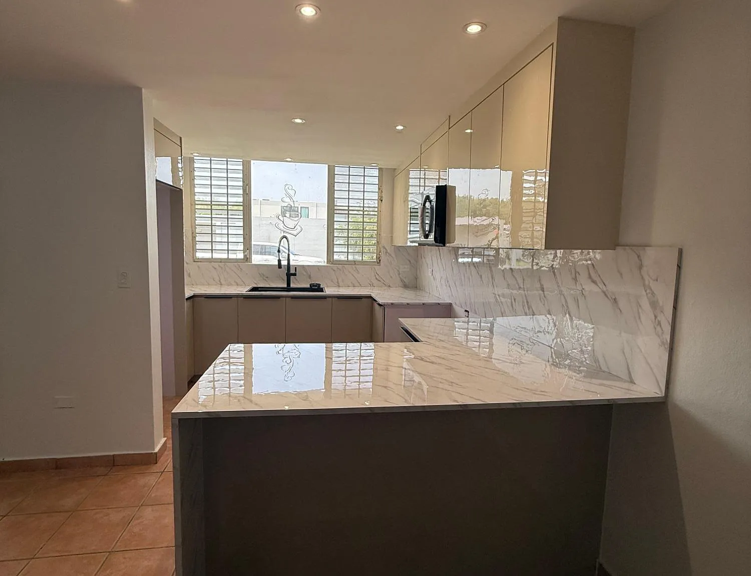 4 bed, 2.0 bath, 2500 sqft, $2,500 — Photo 3