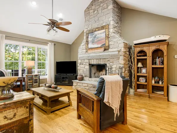 211 Island Dr, Six Mile, SC 29682