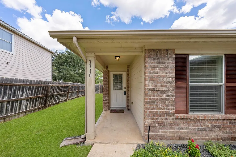 Charming 3-Bed Home with Playground Access in Converse 7710 Citadel Peak — Photo 3