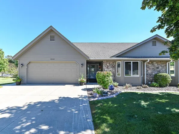 1301 Stonewood CIRCLE #D, West Bend, WI 53095