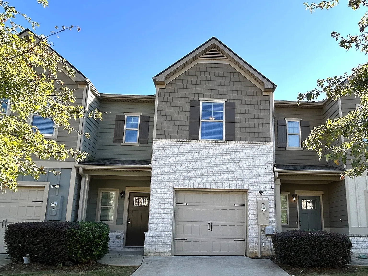 3 bed, 2.5 bath, 1875 sqft, $1,875 — Photo 1