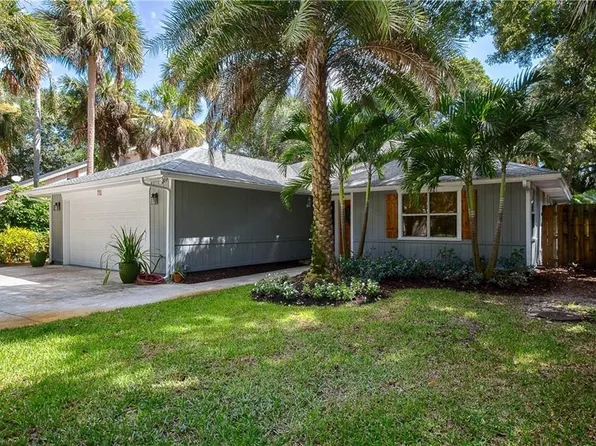711 Royal Palm Pl, Vero Beach, FL 32960