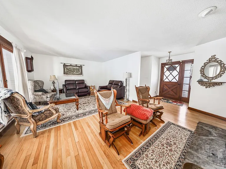 41 Trout Brook Dr — Photo 4