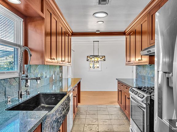 4th image of 16904 Lorne St