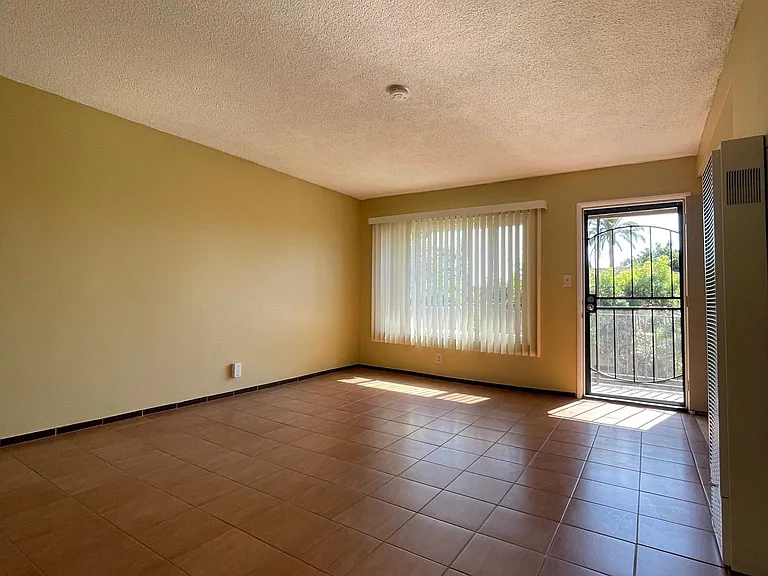 925 Walnut Ave #5 — Photo 3
