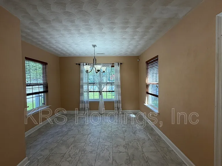 1129 Hampton Ave — Photo 6