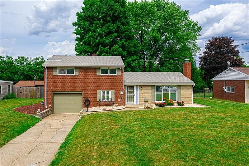 107 Clover Dr photo 1