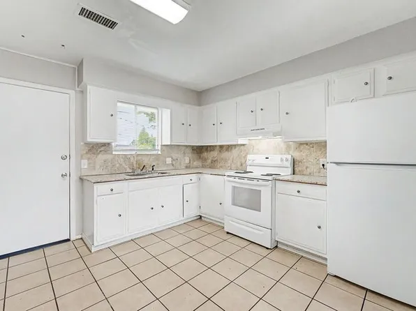 514 N 8th St #5, Rogers, AR 72756