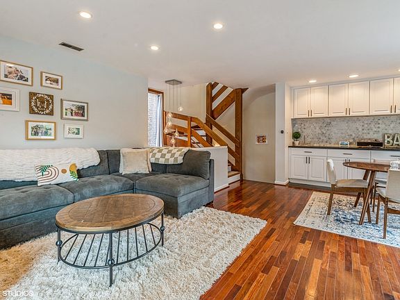 4th image of 1045 W Altgeld St #A