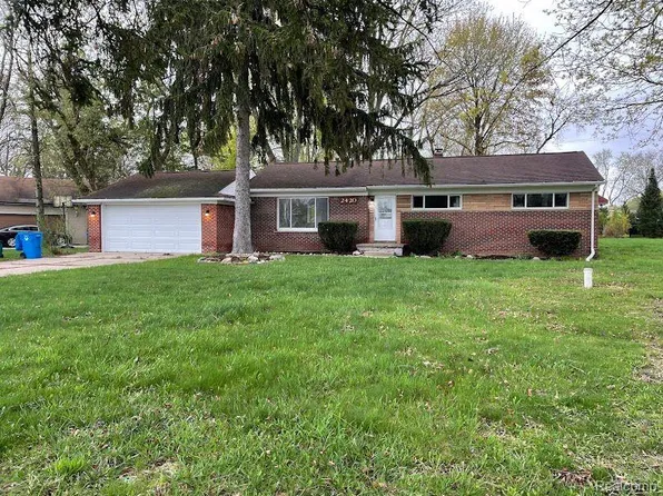 2420 N Pontiac Trl, Commerce Township, MI 48390