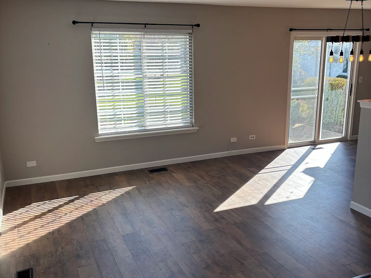 2 bed, 1.5 bath, 1100 sqft, $2,500 — Photo 2