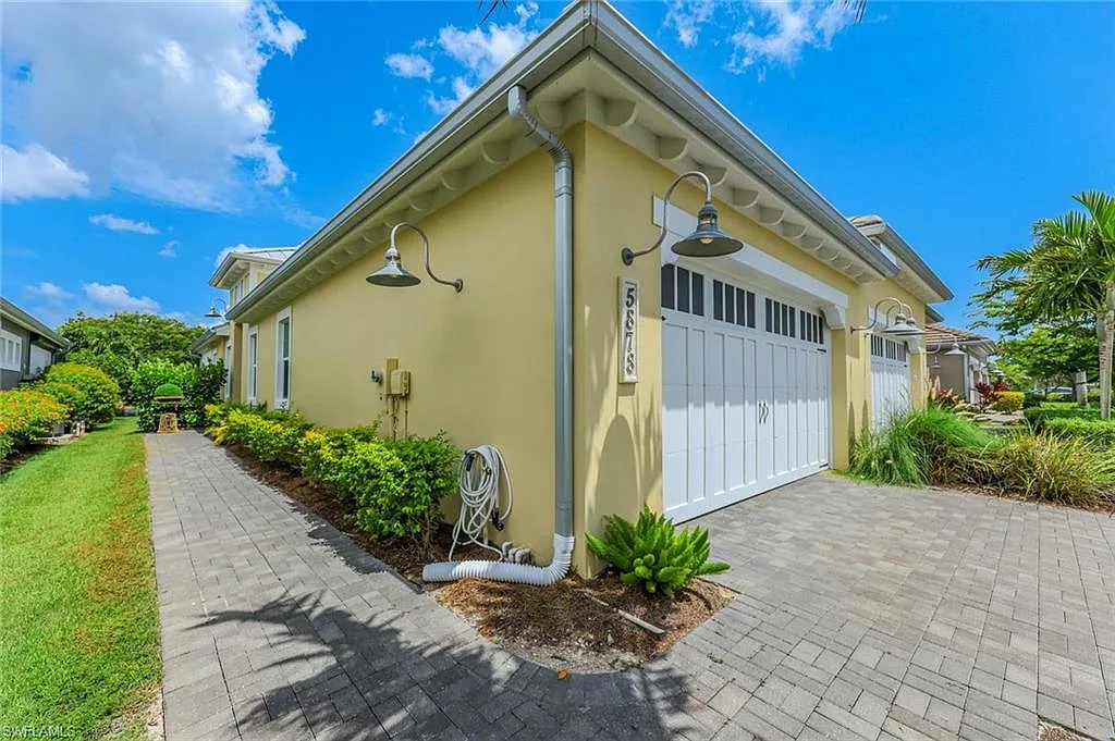 2 bed, 2.0 bath, 1563 sqft, $11,500 — Photo 2