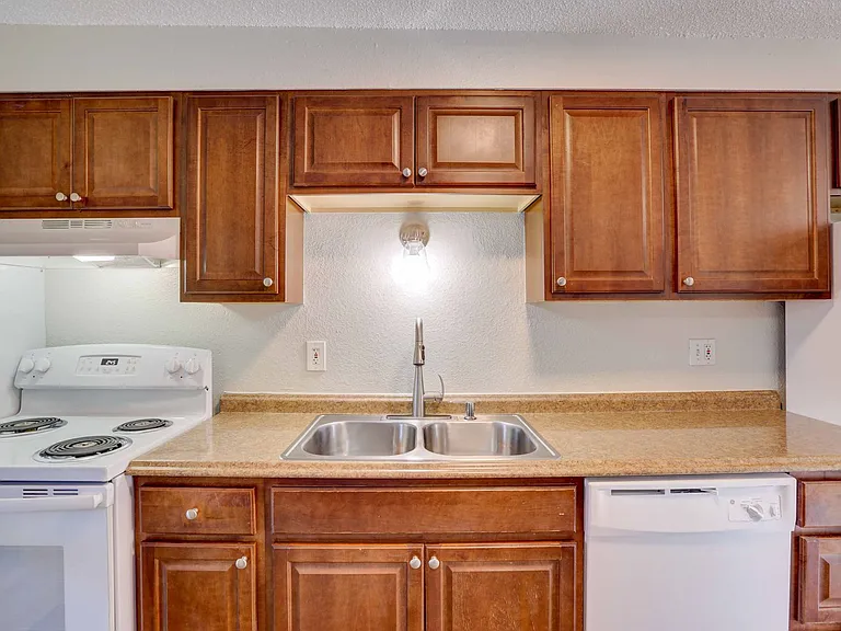 Allison Court Apartments — Photo 13