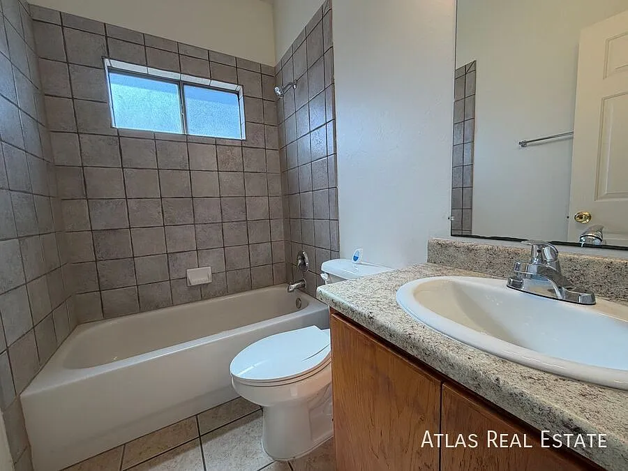 3 bedroom midtown for rent with yard! — Photo 2