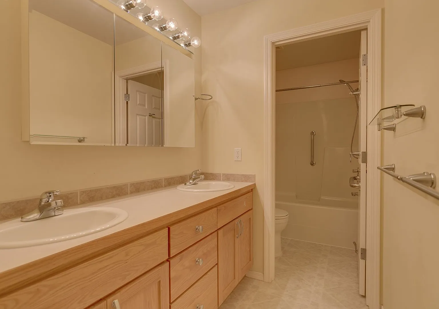 4 bed, 2.0 bath, 2080 sqft, $3,900 — Photo 4