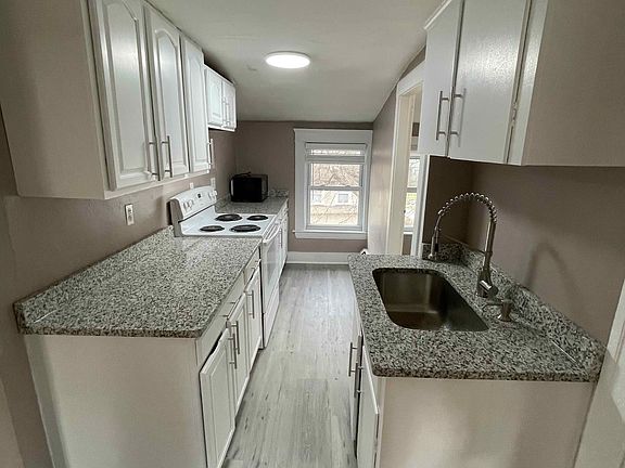 2nd image of 8 Underwood St #3