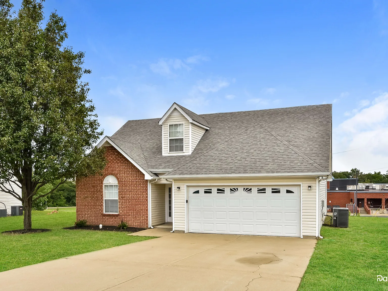 3 bed, 2.0 bath, 1258 sqft, $1,825 — Photo 2