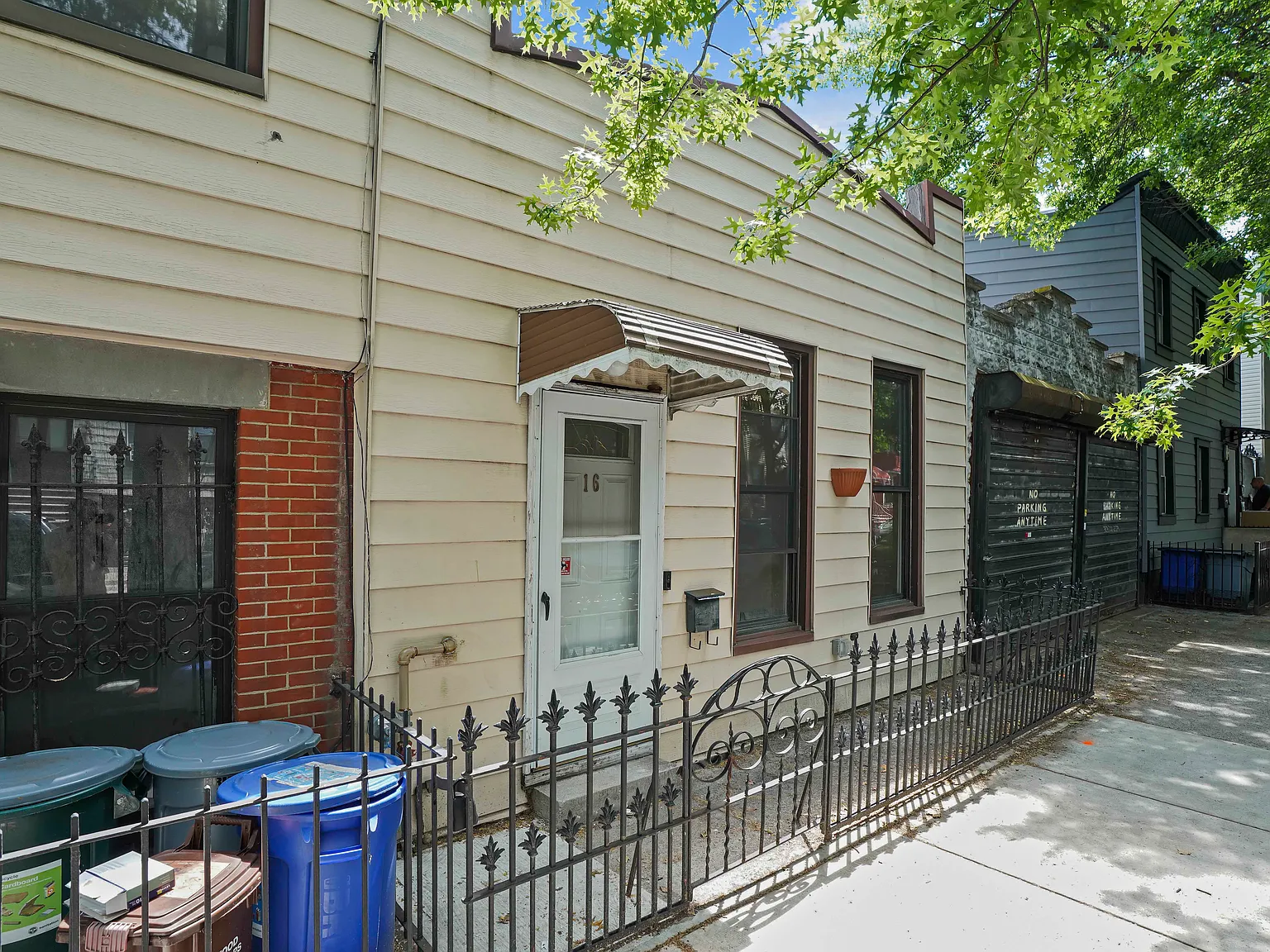 16 Russell Street — Photo 1