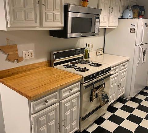 4th image of 22 Silverwood Cir APT 1