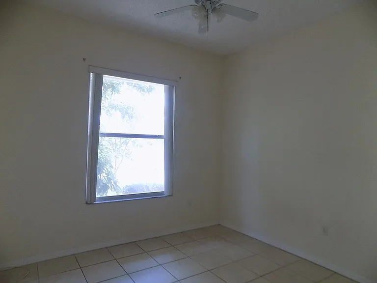 102 Carnival Dr — Photo 7