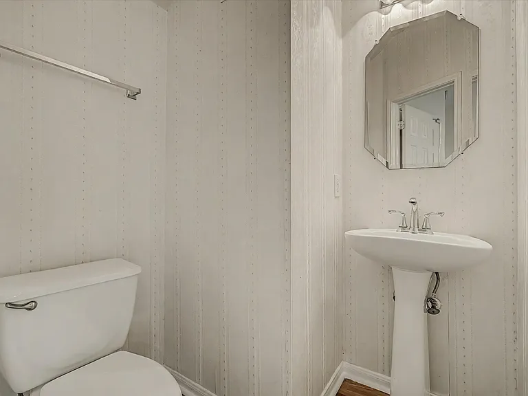 10840 Sycamore Dr N — Photo 23