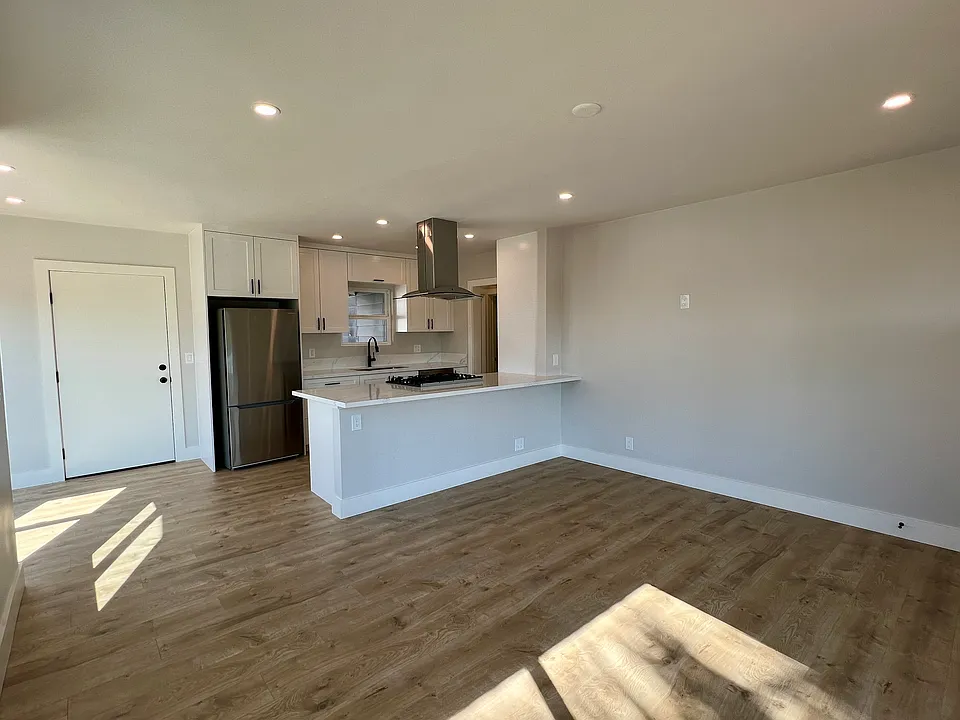 Living room w/split A/C unit
Kitchen w/bar stool seating