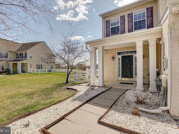 3rd image of 156 Springfield Cir