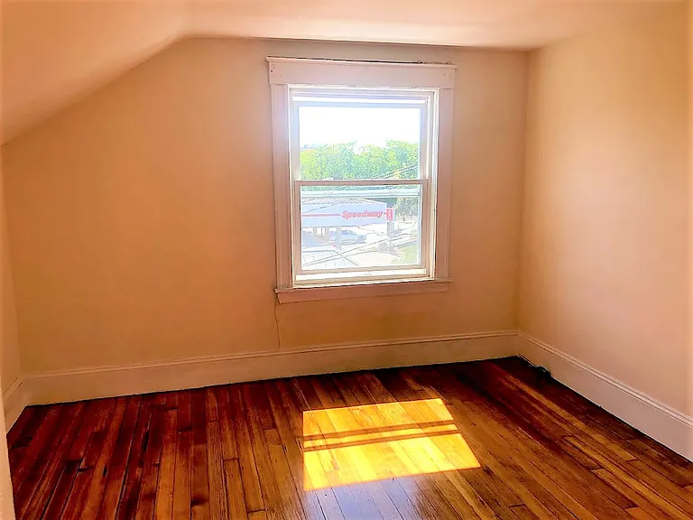 82 Empire St — Photo 8
