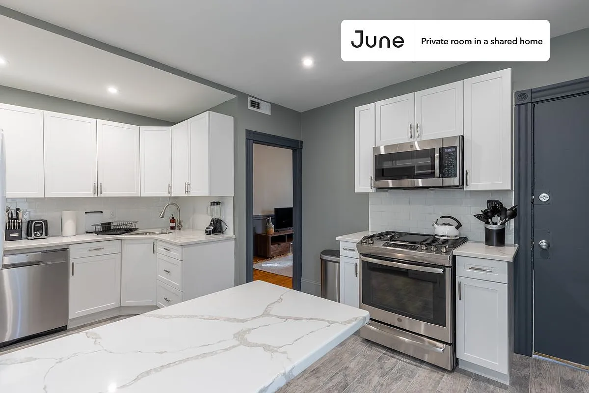 Queen bedroom in 4 bed/1 bath home in JFK/UMass #352 B — Photo 4