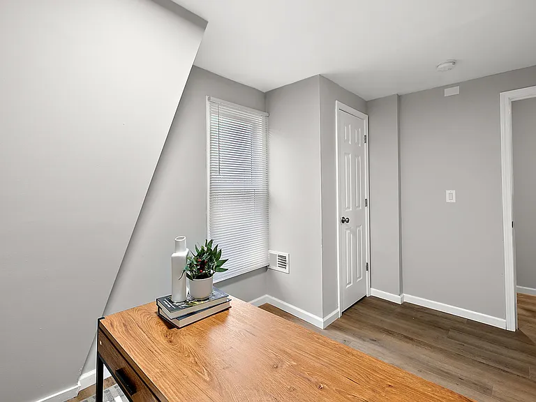 276 Kenilworth St — Photo 22