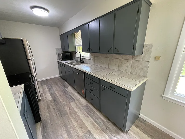 2207 Clark Ln — Photo 5