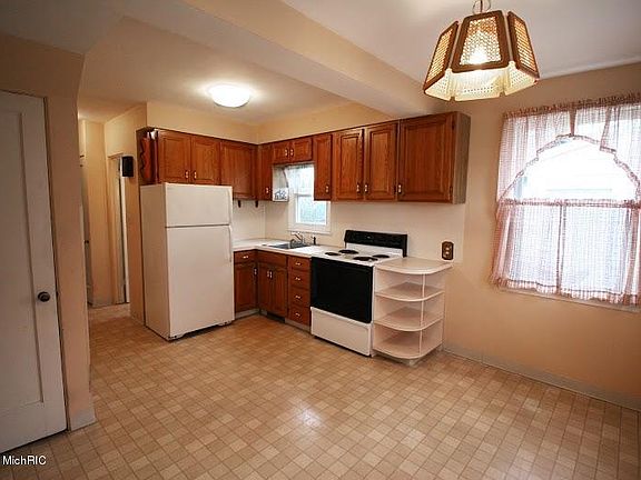 3rd image of 3073 27th St SW