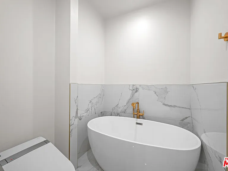 106 N Croft Ave #301 — Photo 31