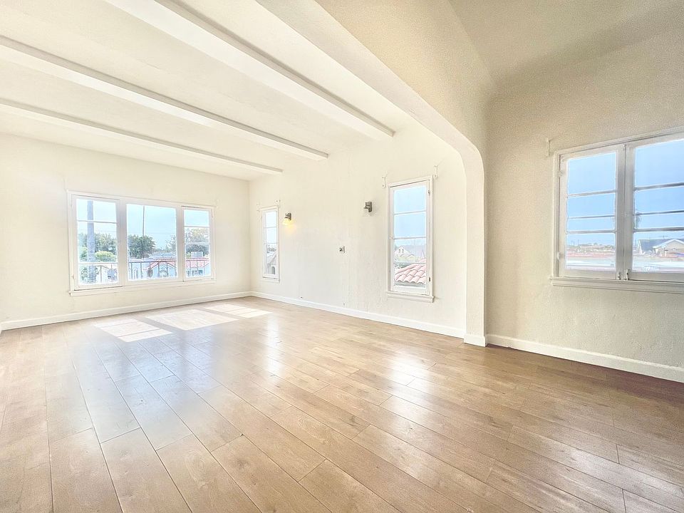 1st image of 1121 W 64th St #1/2