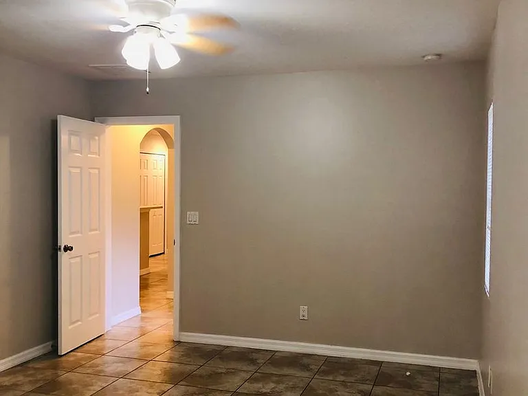 1031 SE 24th Ave — Photo 16