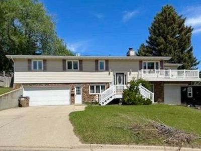 501 12th Ave NE, Minot, ND, 58703